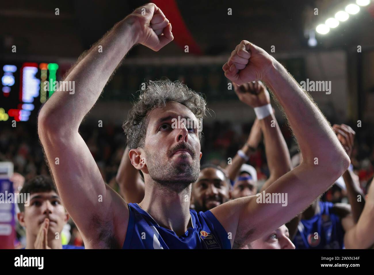 Varese, Italia. 30 marzo 2024. Italia, Varese, marzo 30 2024: Amedeo della Valle (Brescia) celebra la vittoria e saluta i tifosi al termine della partita di basket Openjobmetis Varese vs Germani Brescia, LBA 2023-2024 Day 25OpenJobMetis Varese vs Germani Brescia - Lega Basket serie A Day 25 all'Itelyum Arena il 30 2024 marzo (foto di Fabrizio Andrea Bertani/Pacific Press/Sipa USA) credito: SIPA USA/Alamy Live News Foto Stock