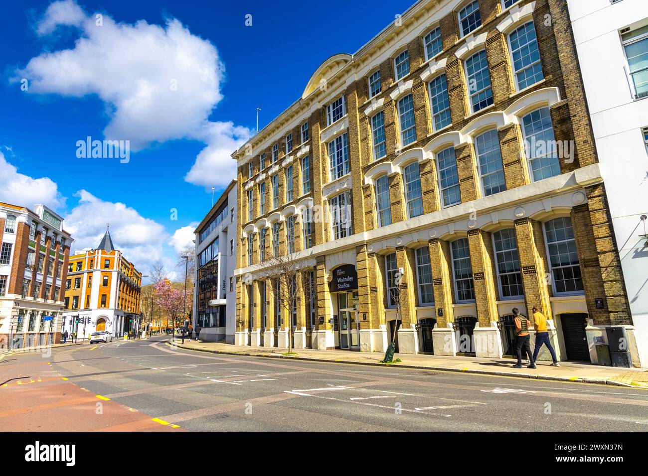 St John Street e l'esterno della sistemazione per studenti Walmsley Studios (Liberty House) a Clerkenwell, Londra, Inghilterra Foto Stock