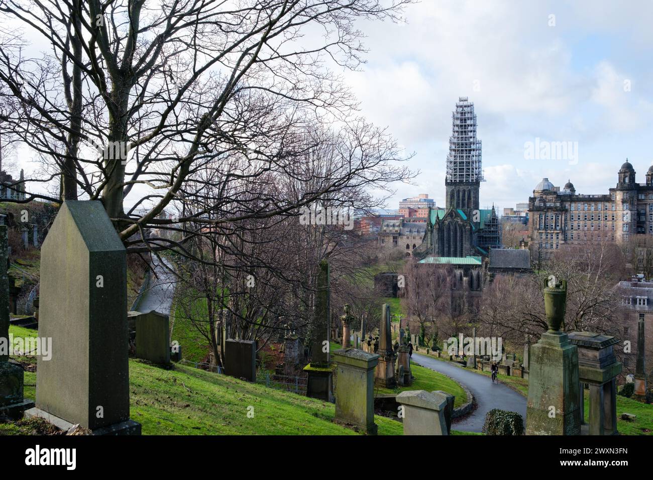 Glasgow Scozia: 12 febbraio 2024: Skyline della città di Glasgow con vista sulla cattedrale dalla Necropoli. La cattedrale di Glasgow è in fase di restauro Foto Stock