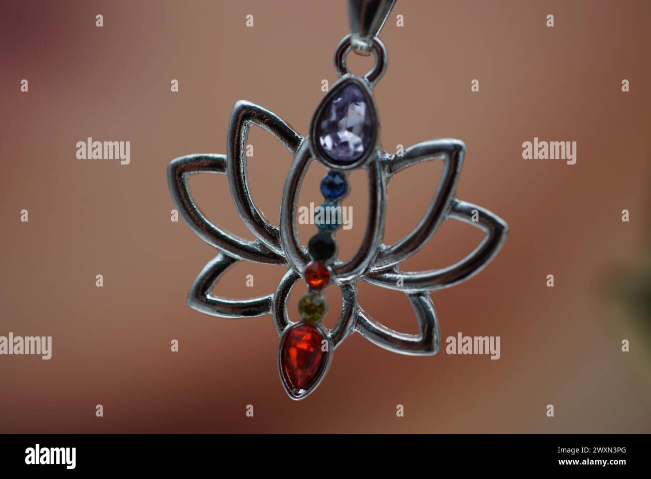 Un ciondolo in argento con perle di vetro penzolanti sulla catena Foto Stock