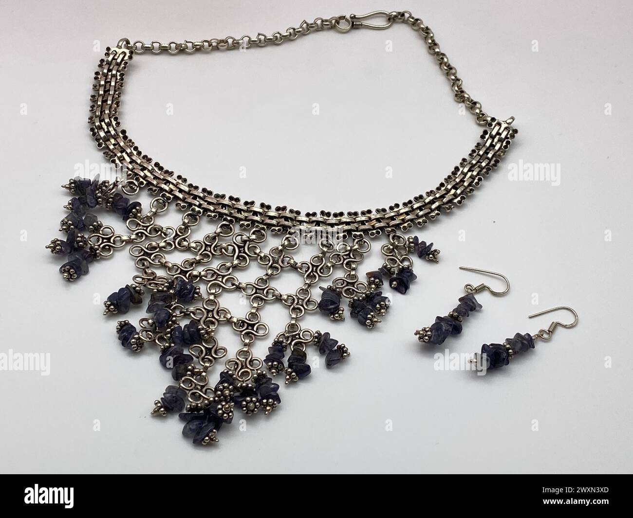 Collana in argento abbinata a orecchini e collana con perline nere Foto Stock