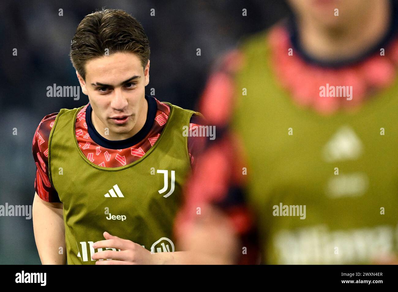 Kenan Yildiz della Juventus FC si scalda durante la partita di calcio di serie A tra SS Lazio e Juventus FC allo stadio Olimpico di Roma (Italia), 30 marzo 2024. Foto Stock