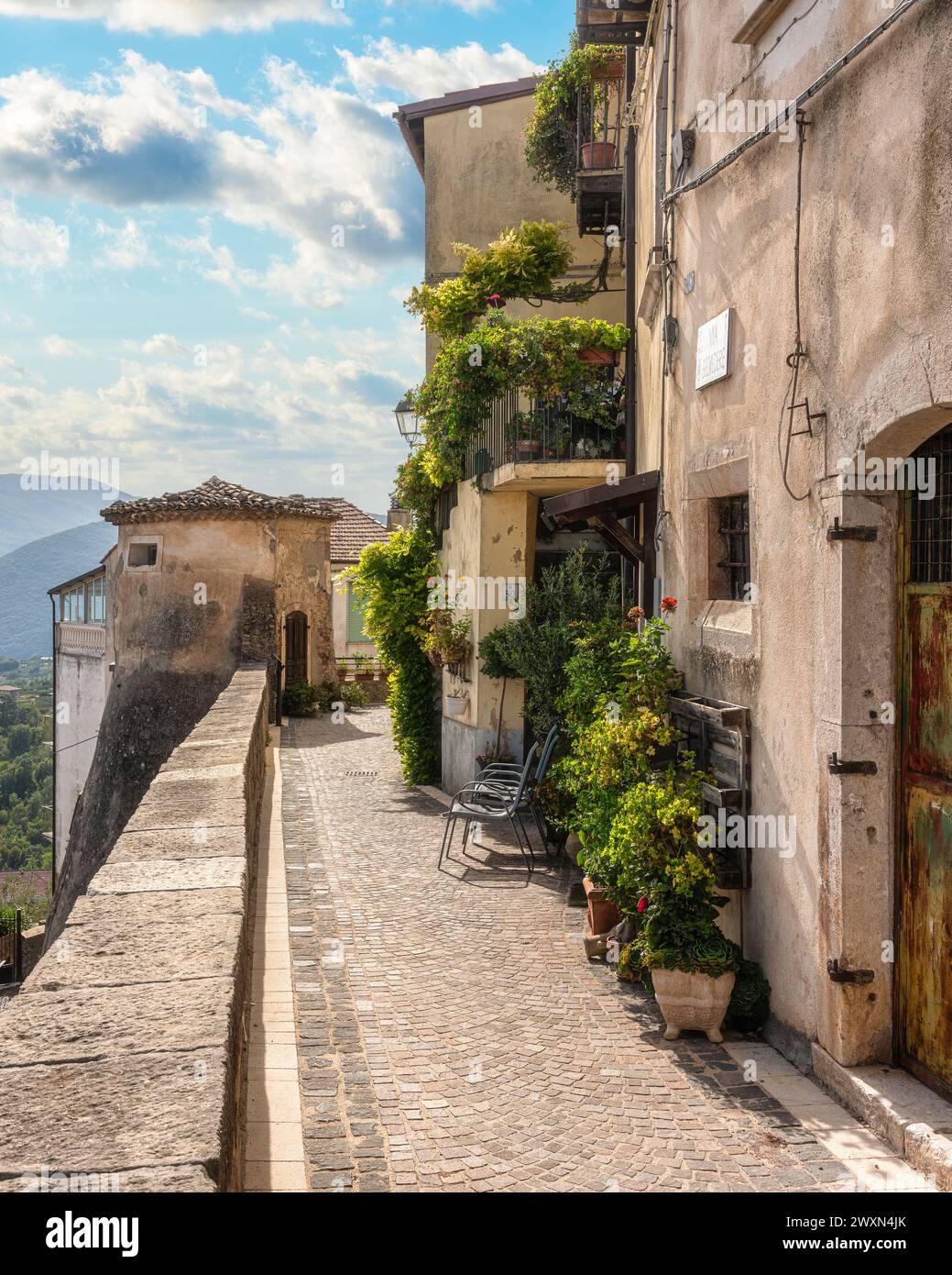 Il pittoresco borgo di fornelli, in un soleggiato pomeriggio d'estate, in provincia di Isernia, Molise, Italia. Foto Stock