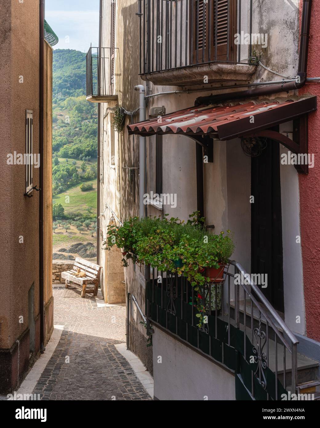 Il pittoresco borgo di fornelli, in un soleggiato pomeriggio d'estate, in provincia di Isernia, Molise, Italia. Foto Stock