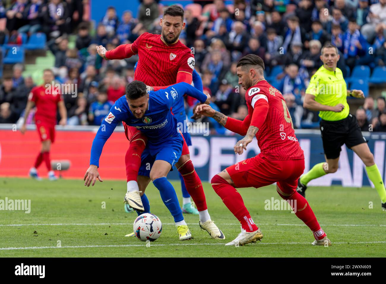 Madrid, Spagna. 30 marzo 2024. GETAFE, SPAGNA - MARZO 30: 'SCAR of Getafe CF combatte per il ballo con Sergio Ramos del Sevilla FC durante la partita LaLiga EA Sports tra Getafe CF e Sevilla FC al Coliseum Alfonso Perez il 30 marzo 2024 a Getafe, Spagna. (Foto di Pablo Moreno/Pacific Press/Sipa USA) credito: SIPA USA/Alamy Live News Foto Stock