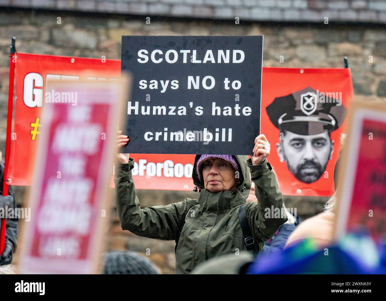 Edimburgo, Scozia, Regno Unito. 1 aprile 2024. Diversi gruppi politici e comunitari si sono riuniti oggi al di fuori del Parlamento scozzese per protestare contro l'introduzione della legge sul crimine d'odio e l'ordine pubblico (Scotland), nota anche come legge sul crimine d'odio, entrata in vigore il 1° aprile. Iain Masterton/Alamy Live News Foto Stock