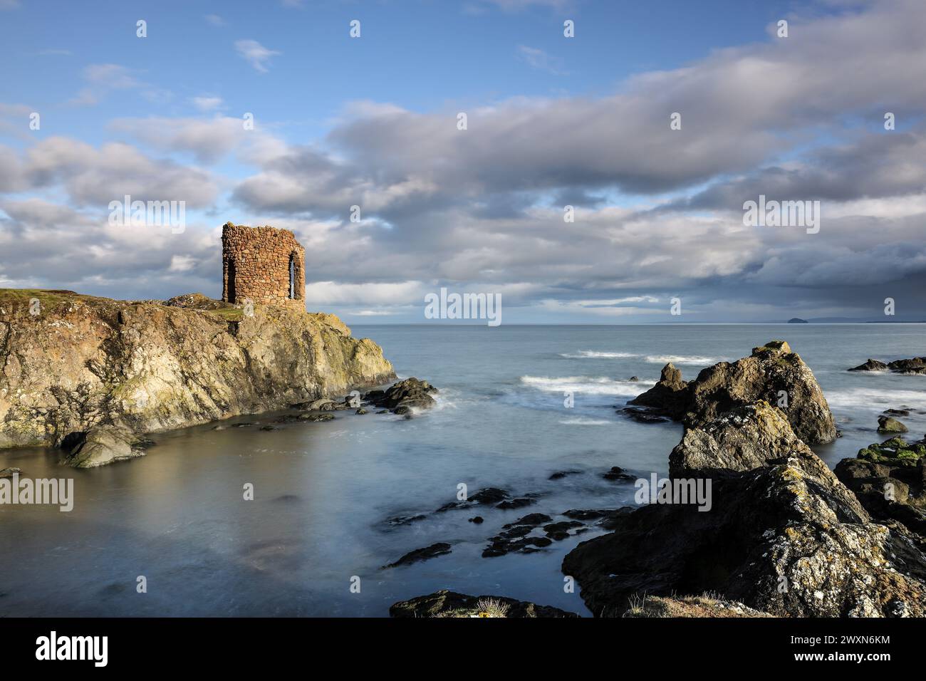 Lady’s Tower e vista sul Firth of Forth vicino a Ruby Bay, Elie, Fife, Scozia, Regno Unito Foto Stock