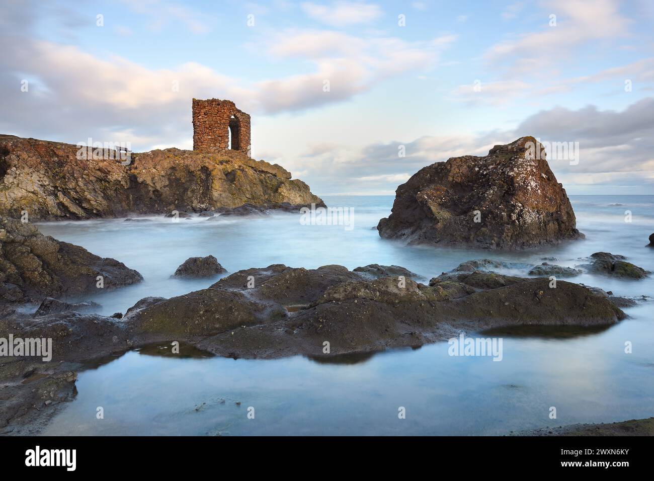 Lady’s Tower illuminata dalla luce del tardo pomeriggio, Ruby Bay, Elie, Fife, Scozia, REGNO UNITO Foto Stock
