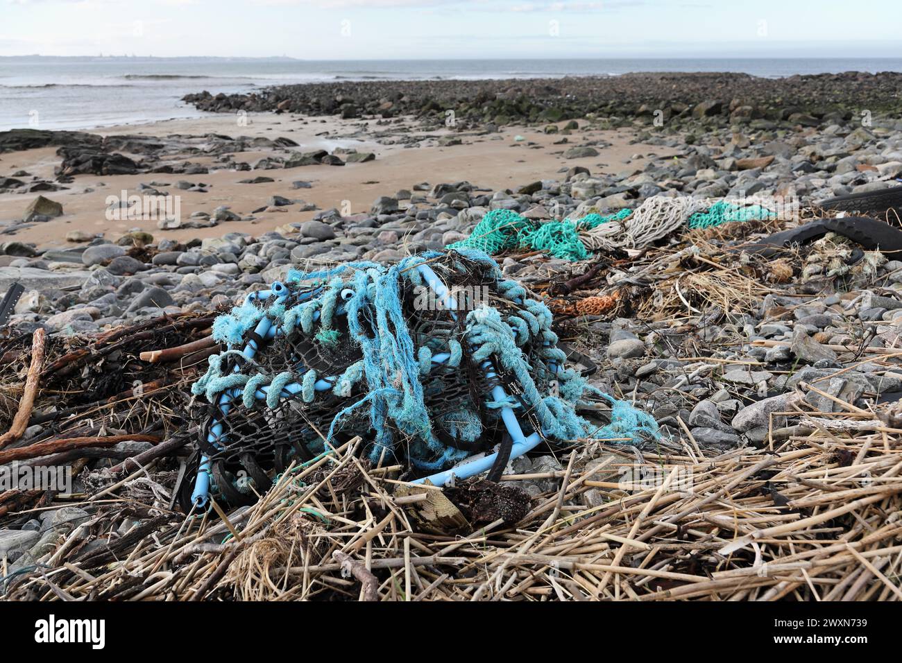 Plastica, reti da pesca e altri rifiuti lavati sulla costa vicino a Fraserburgh, Aberdeenshire, Scozia, Regno Unito. Molti di questi rifiuti sono prodotti dal fi Foto Stock