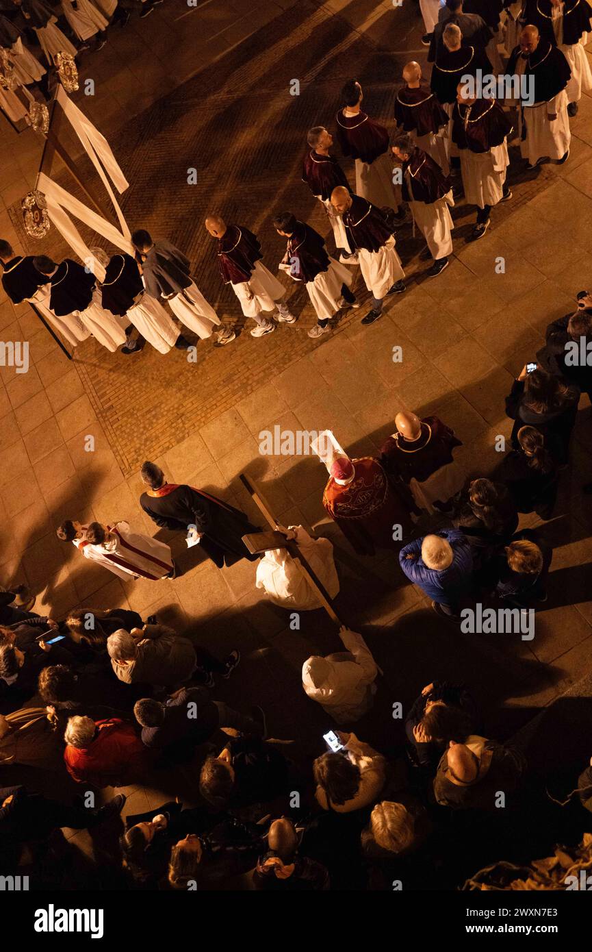 La tradizionale processione "Granitula" per le vie di Calvi, Corsica, il venerdì Santo. Questa giornata commemora la passione di Cristo con pochi penitenti, e a Calvi si svolge una particolare processione. Si parte dalla cattedrale di Saint Jean-Baptiste, nella cittadella, per andare alla chiesa di Sainte Marie Majeure, nella città bassa. Sulla piazza della chiesa i confratelli di San Anthony e St. Erasmus gira a lungo per stringere e formare una lumaca prima di allargare il cerchio e lasciare le altre stazioni. A piedi nudi, il penitente che porta la croce pesante per riprodurre il Calvario di Cristo che porta la sua croce. Calvi, Cor Foto Stock