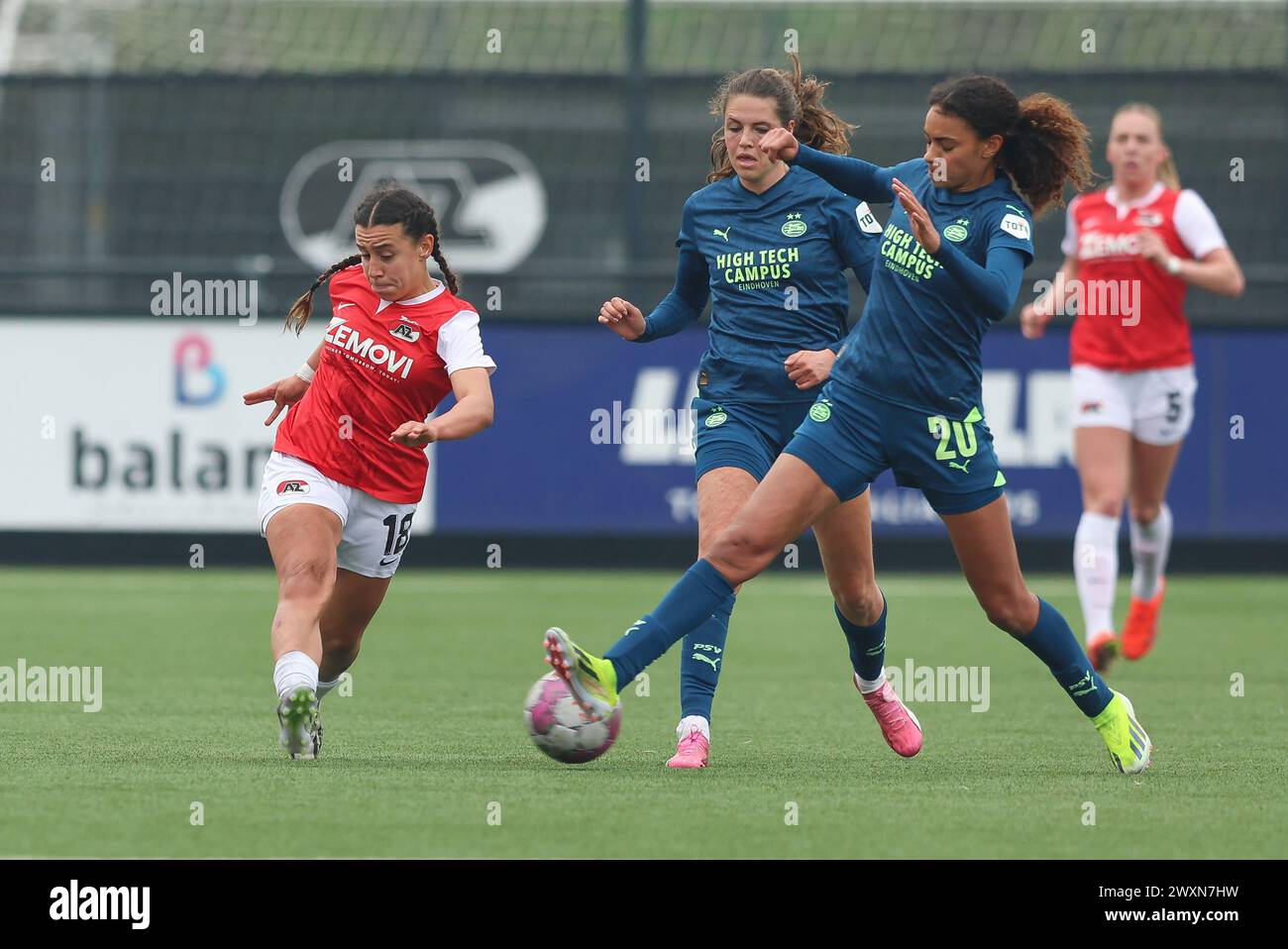 WIJDEWORMER, PAESI BASSI - MARZO 31: Romaisa Boukakar di AZ, Nina Nijstad di PSV durante l'Azerion Women's Eredivisie match olandese tra AZ Alkmaar Foto Stock