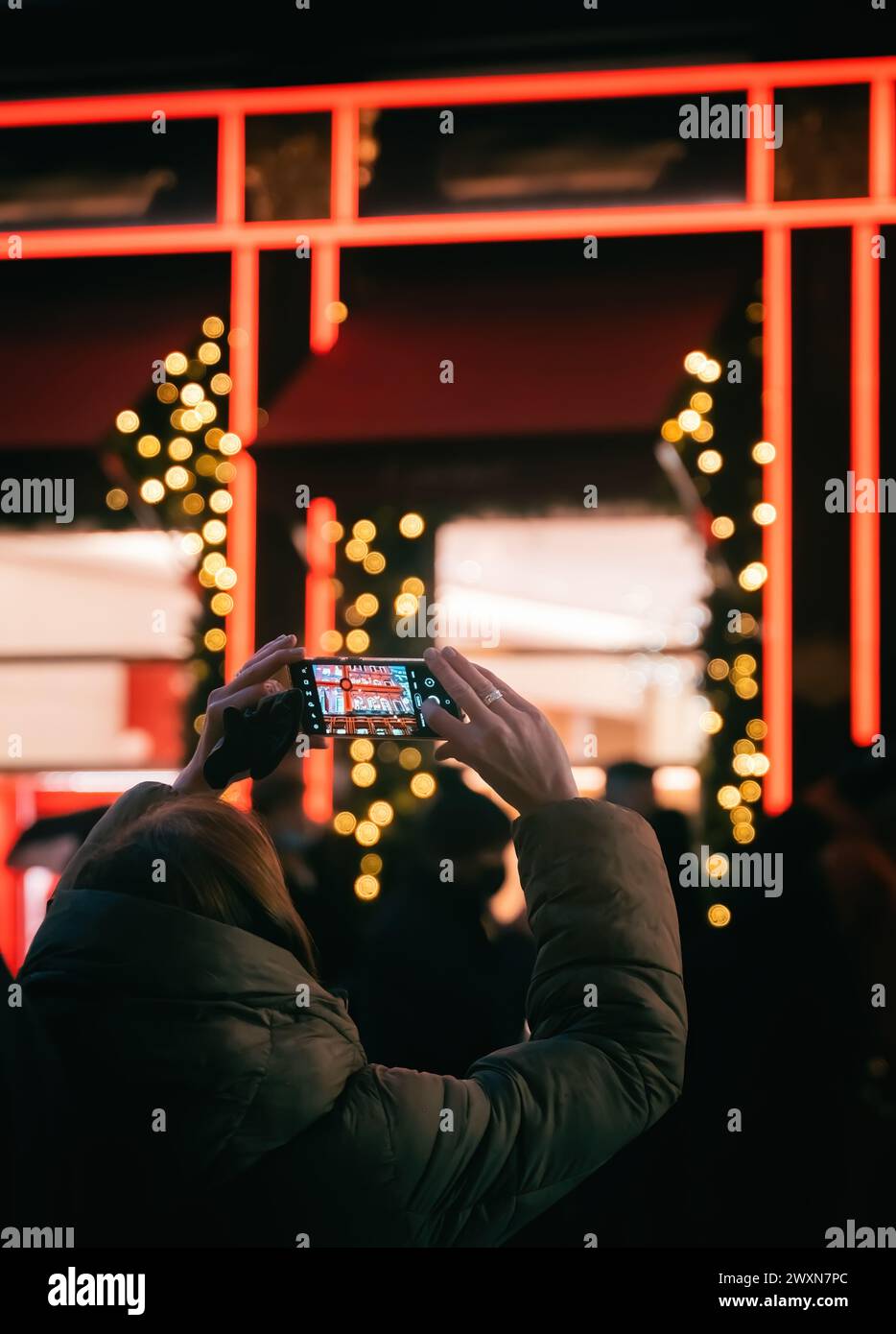 Vacanze di Natale con il turista che scatta foto di luci e decorazioni di notte, Londra Regno Unito Foto Stock