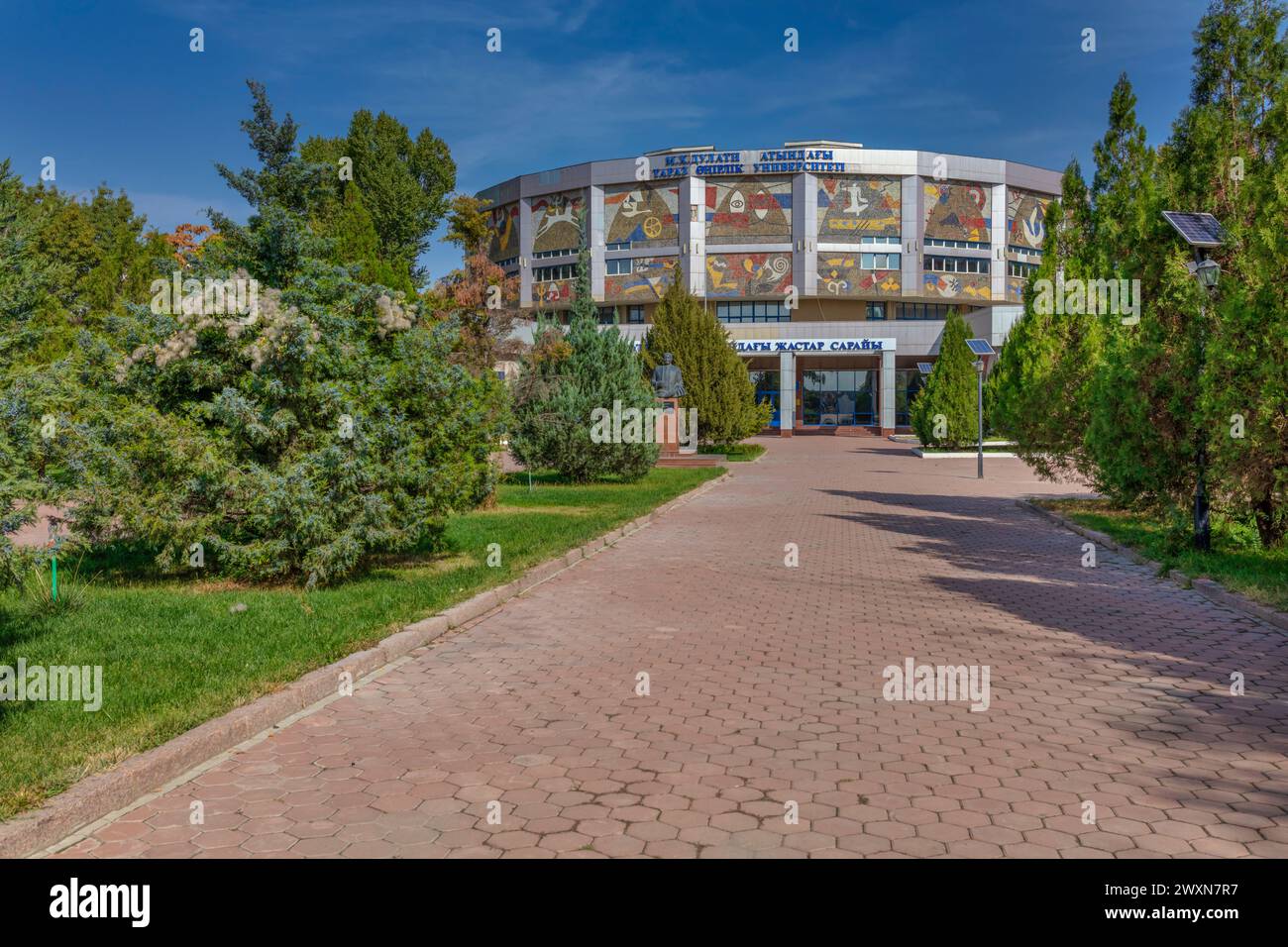 Mosaico sulla facciata dell'edificio universitario Taraz Dulaty, Taraz, regione di Jambyl, Kazakistan Foto Stock