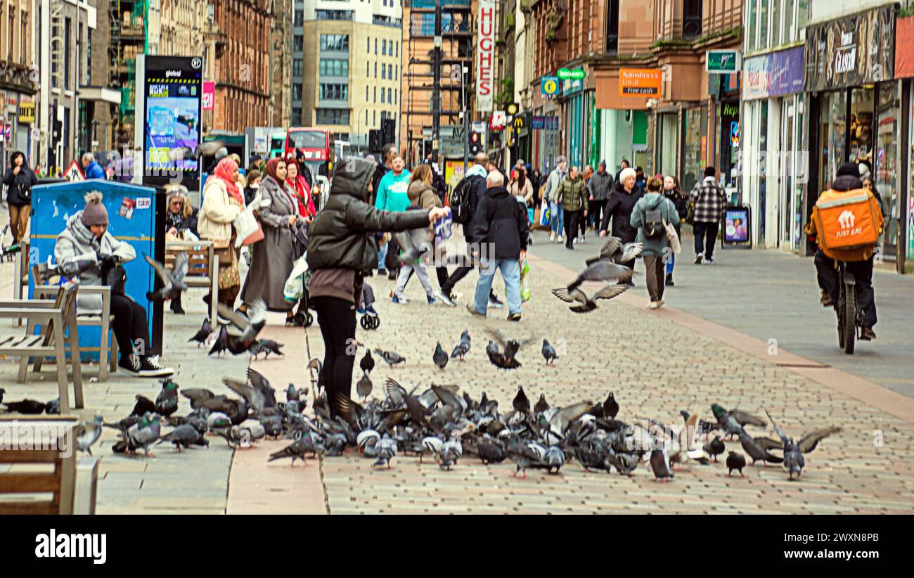 Glasgow, Scozia, Regno Unito. 1 aprile, 2024: Regno Unito Meteo: Il tempo nuvoloso previsto per Pasqua nel centro della città è apparso con gente del posto e turisti per le strade della città. Credit Gerard Ferry/Alamy Live News Foto Stock