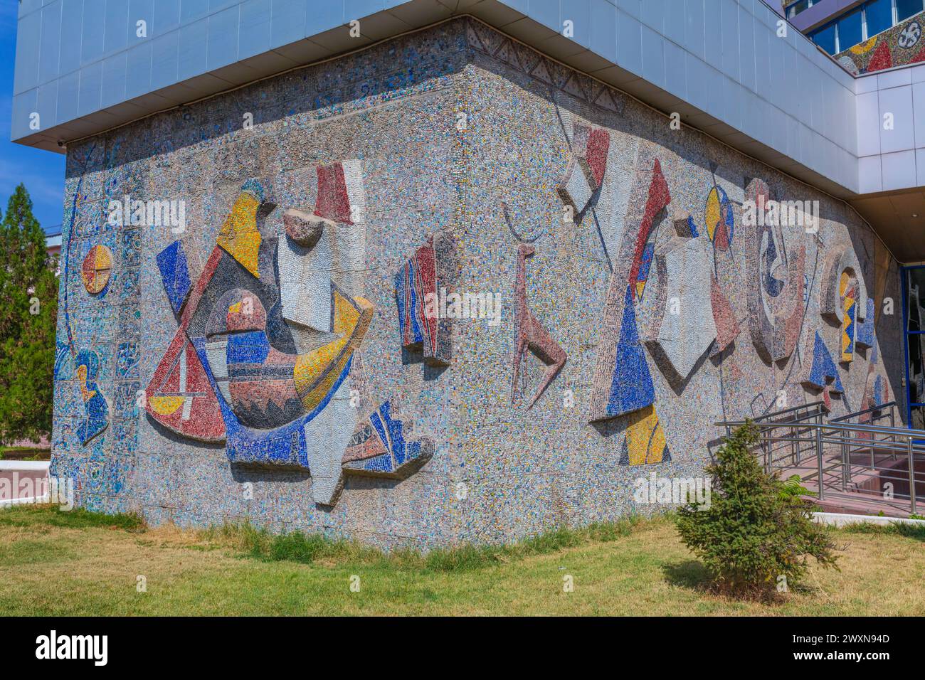Mosaico sulla facciata dell'edificio universitario Taraz Dulaty, Taraz, regione di Jambyl, Kazakistan Foto Stock