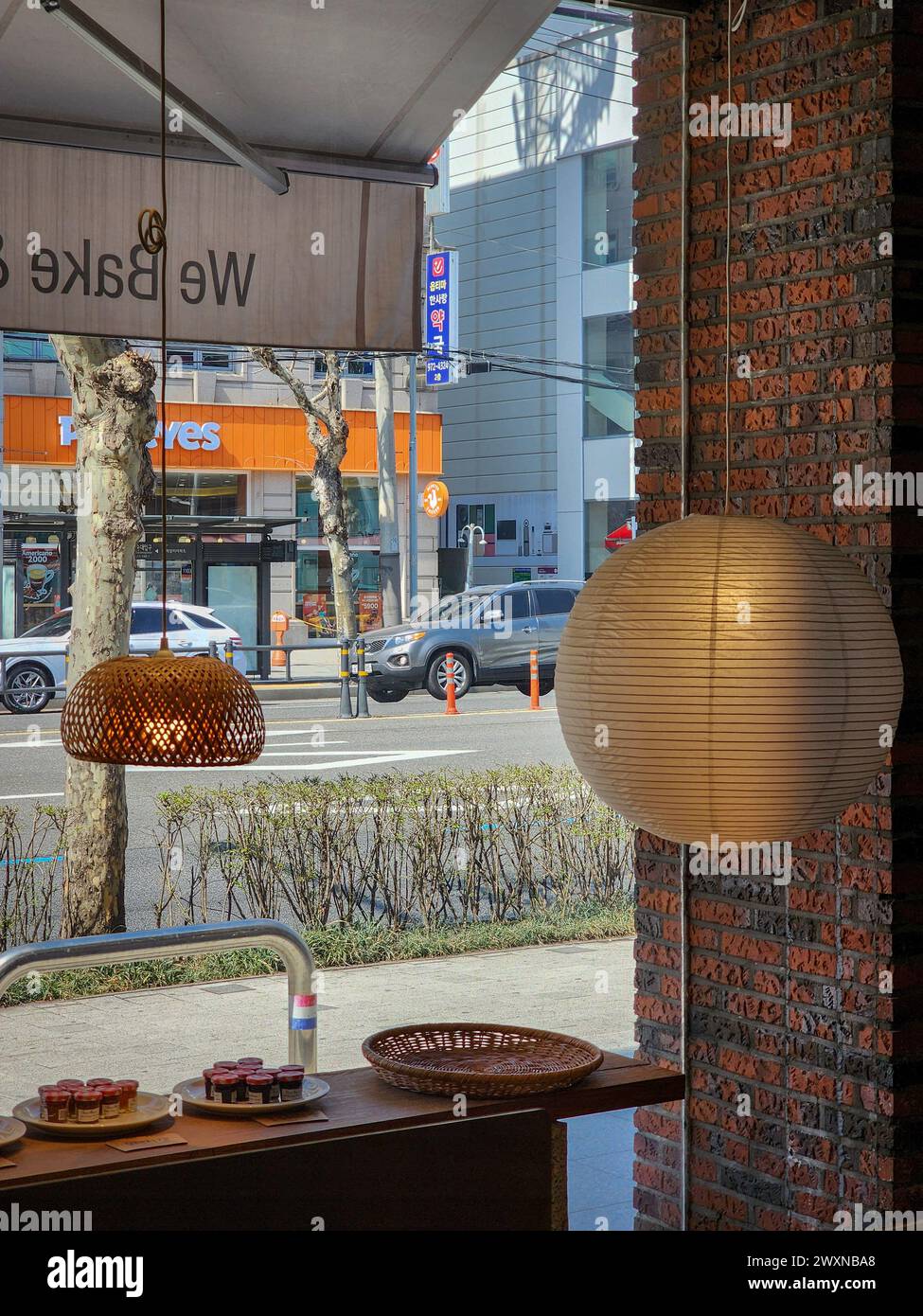 Seoul, Corea del Sud - accogliente Bakery Café Interiors con invitanti luci Foto Stock