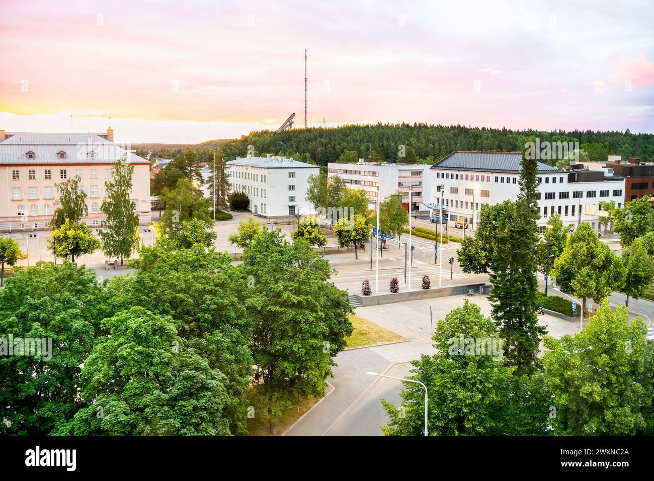 Kouvola, Finlandia. Centro città con edifici, strade e alberi. Bellissimo paesaggio urbano di una città finlandese. Tramonto diurno o serale in estate. Foto Stock