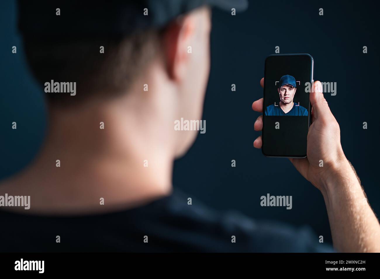 Finto profondo e riconoscimento facciale. Deepfake o scansione dell'identità con il telefono. Verifica dell'identità facciale con il telefono cellulare. Tecnologia di identificazione nello smartphone. Foto Stock
