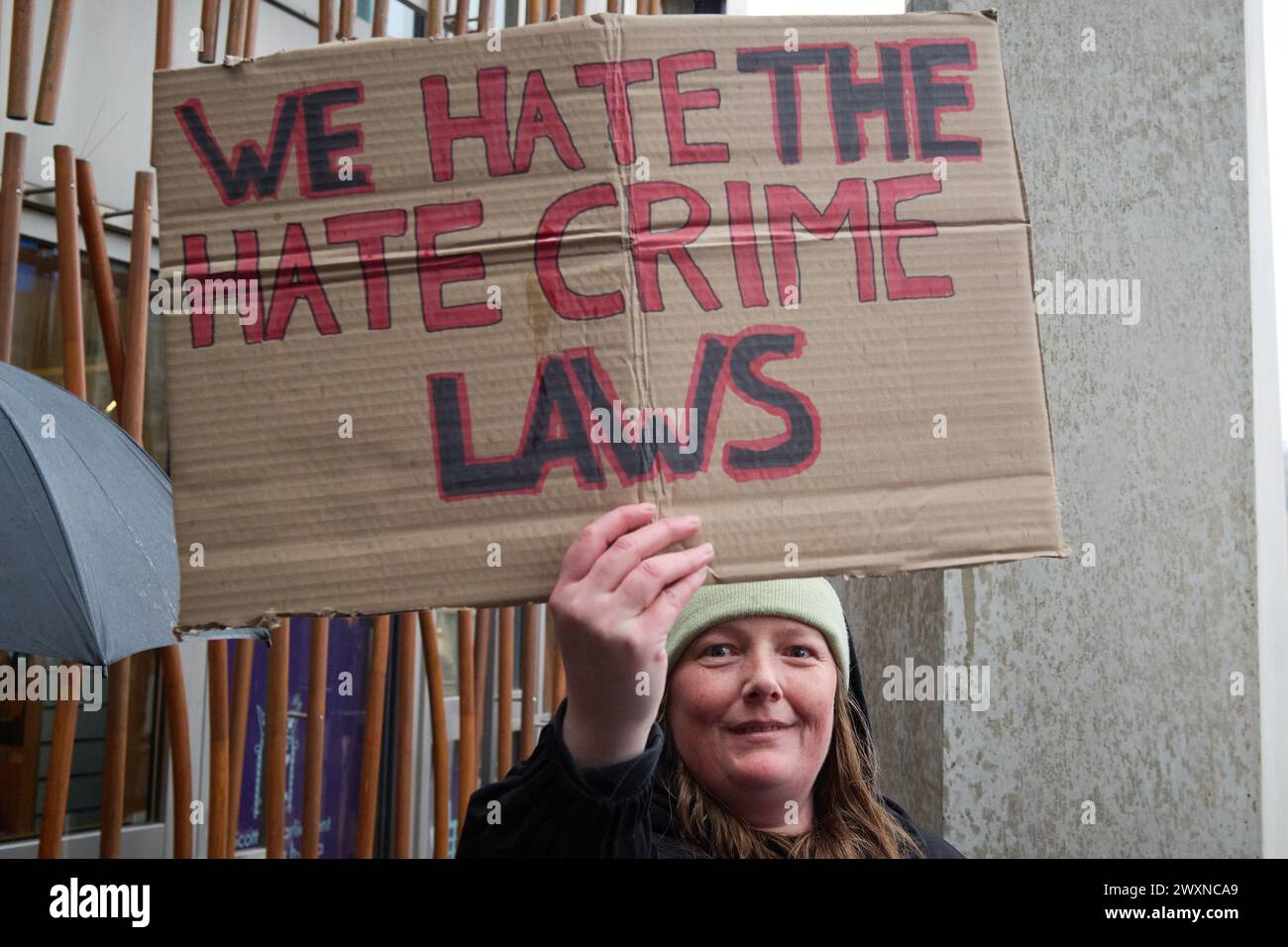 Edimburgo Scozia, Regno Unito 1 aprile 2024. Diverse centinaia di persone si radunano al Parlamento scozzese per protestare contro la nuova legge sul crimine d'odio. credito sst/alamy notizie in diretta Foto Stock