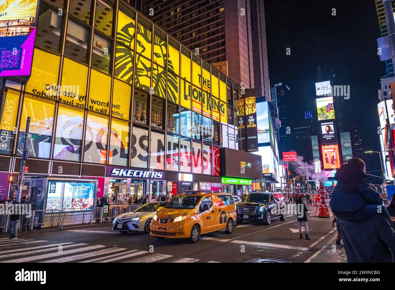 Times Square è un importante incrocio commerciale, destinazione turistica, centro di intrattenimento e quartiere di Midtown Manhattan, New York City, United Foto Stock