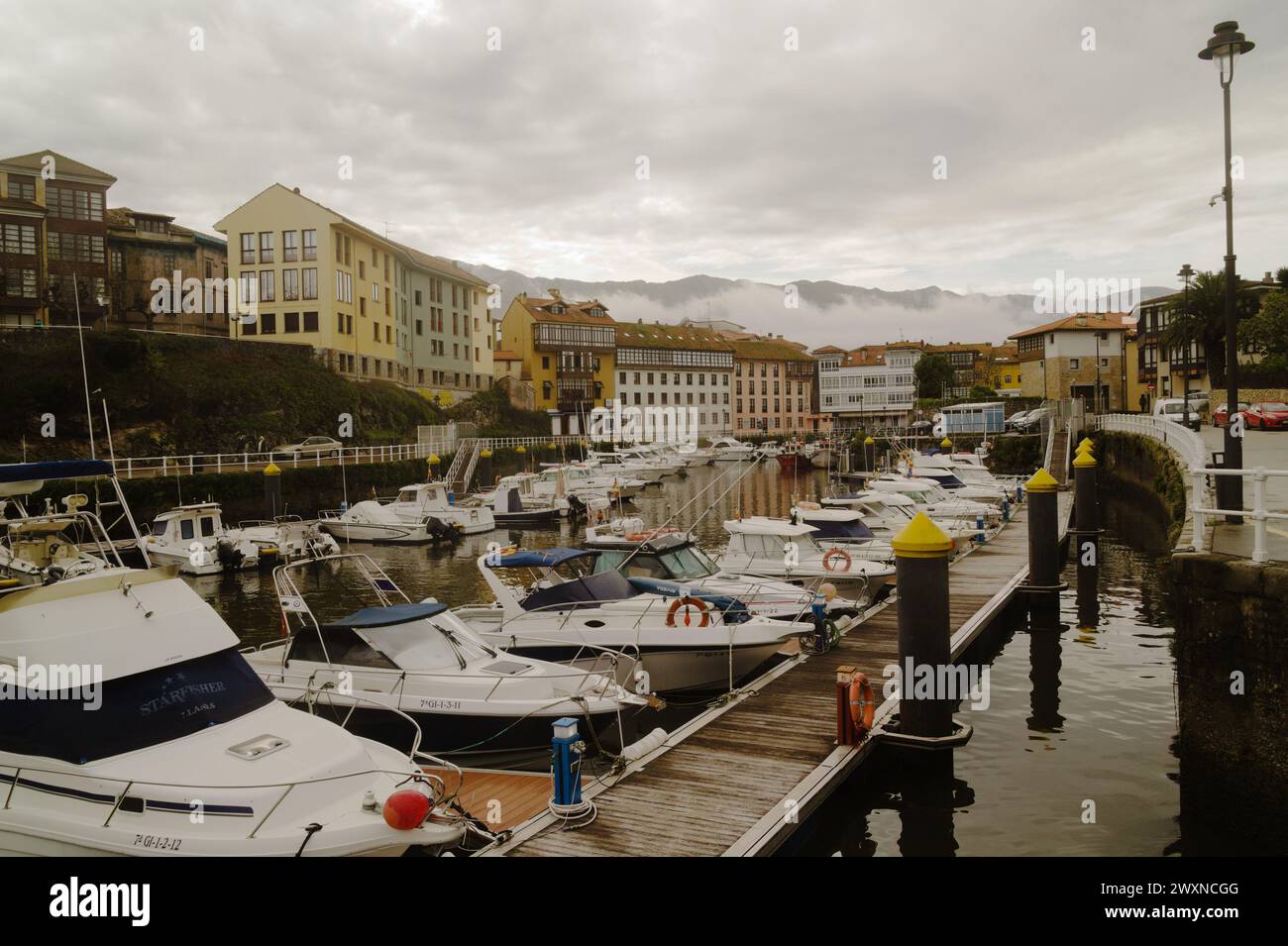 Llanes, Asturie, Spagna - 11 novembre 2023: I turisti e la gente del posto si godono un fine settimana nel pittoresco centro della città Foto Stock