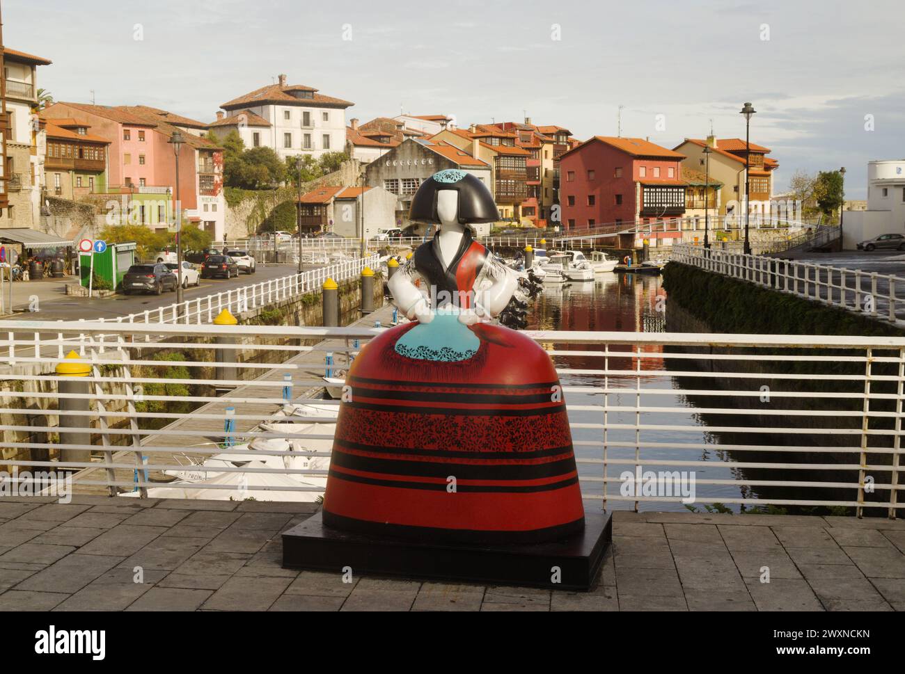 Llanes, Asturie, Spagna - 11 novembre 2023: I turisti e la gente del posto si godono un fine settimana nel pittoresco centro della città Foto Stock