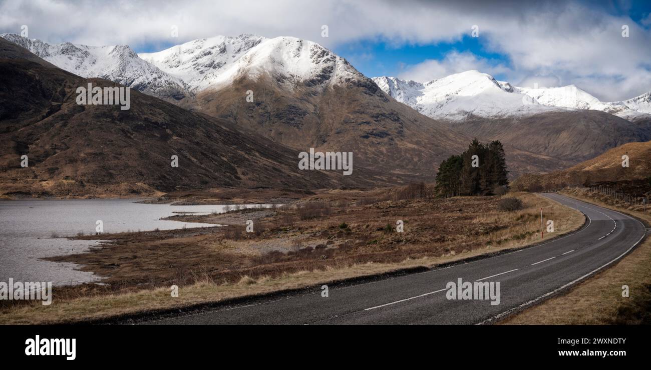 La strada per Skye si snoda lungo il lato di Loch Cluanie prima di immergersi nel dramma di Glen Shiel. Foto Stock