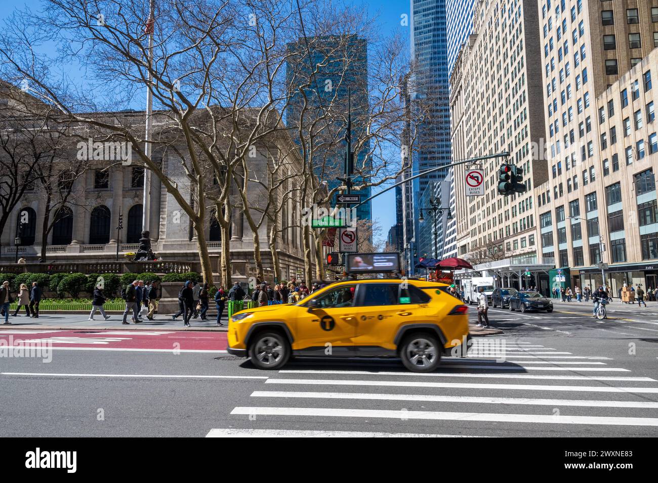 La vivace città di Manhattan New York, la città che non dorme mai al sole primaverile con pendolari e taxi gialli Foto Stock
