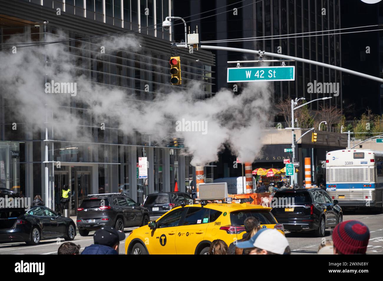 La vivace città di Manhattan New York, la città che non dorme mai al sole primaverile con pendolari e taxi gialli Foto Stock