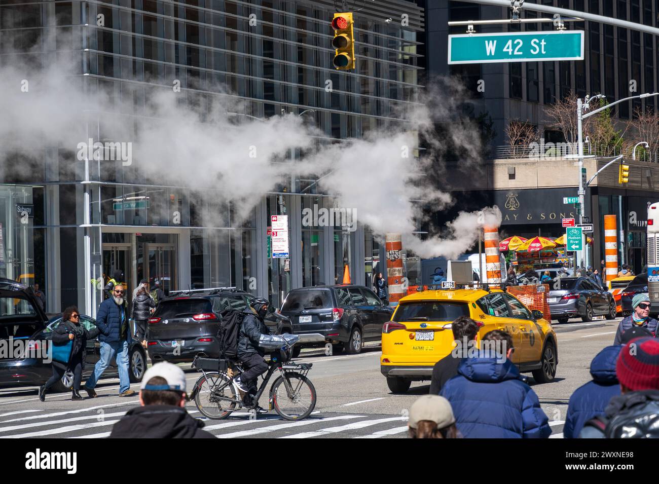 La vivace città di Manhattan New York, la città che non dorme mai al sole primaverile con pendolari e taxi gialli Foto Stock