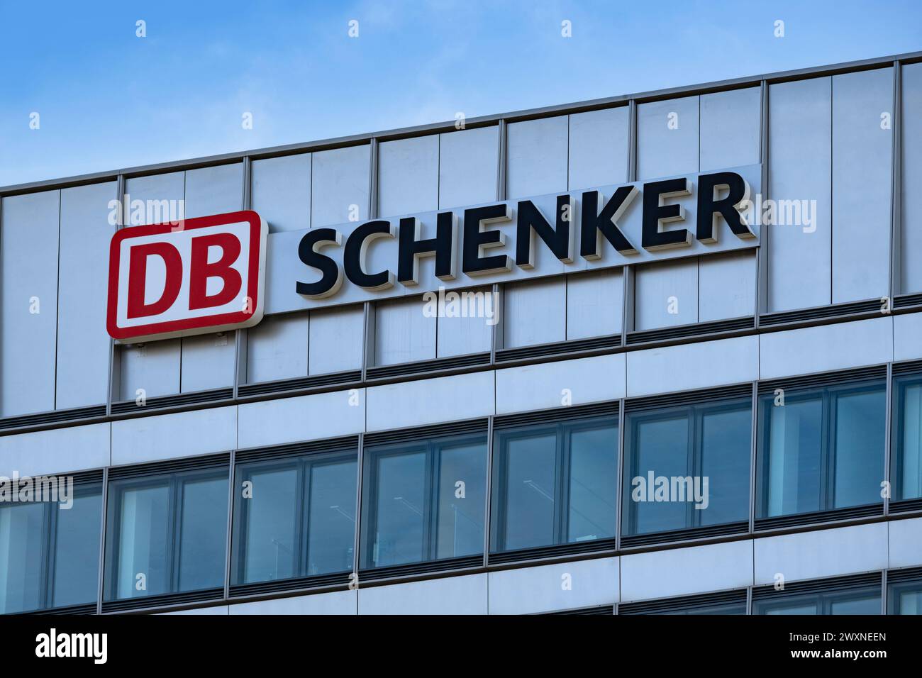 Edificio moderno a più piani con logo DB Schenker, divisione dell'operatore ferroviario tedesco Deutsche Bahn si concentra sulla logistica internazionale, Frank Foto Stock