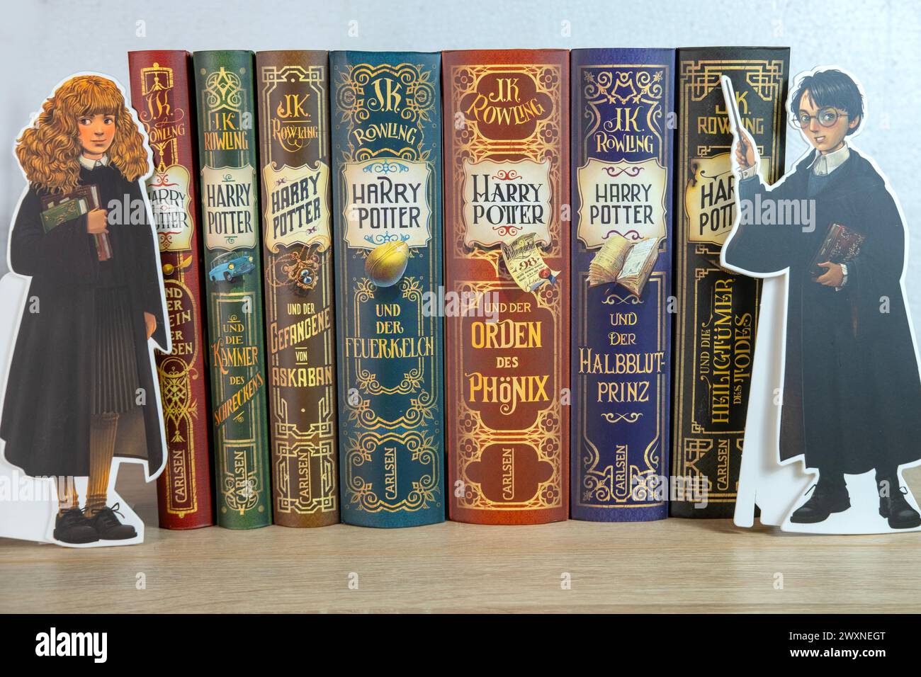 Completa e colorata collezione di libri cartacei di JK Rowling su Harry Potter, attraenti per gli amanti del libro, in particolare per i fan della letteratura per bambini e della fantasia Foto Stock