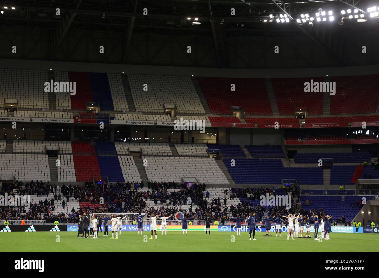 Lione, Francia. 27 marzo 2024. I giocatori dell'Olympique Lyonnais applaudiscono i loro tifosi dopo il fischio finale della partita UEFA Womens Champions League allo stadio OL di Lione. Il credito per immagini dovrebbe essere: Jonathan Moscrop/Sportimage Credit: Sportimage Ltd/Alamy Live News Foto Stock