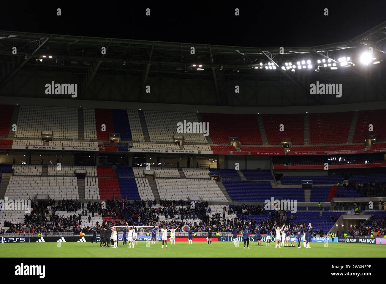 Lione, Francia. 27 marzo 2024. I giocatori dell'Olympique Lyonnais applaudiscono i loro tifosi dopo il fischio finale della partita UEFA Womens Champions League allo stadio OL di Lione. Il credito per immagini dovrebbe essere: Jonathan Moscrop/Sportimage Credit: Sportimage Ltd/Alamy Live News Foto Stock