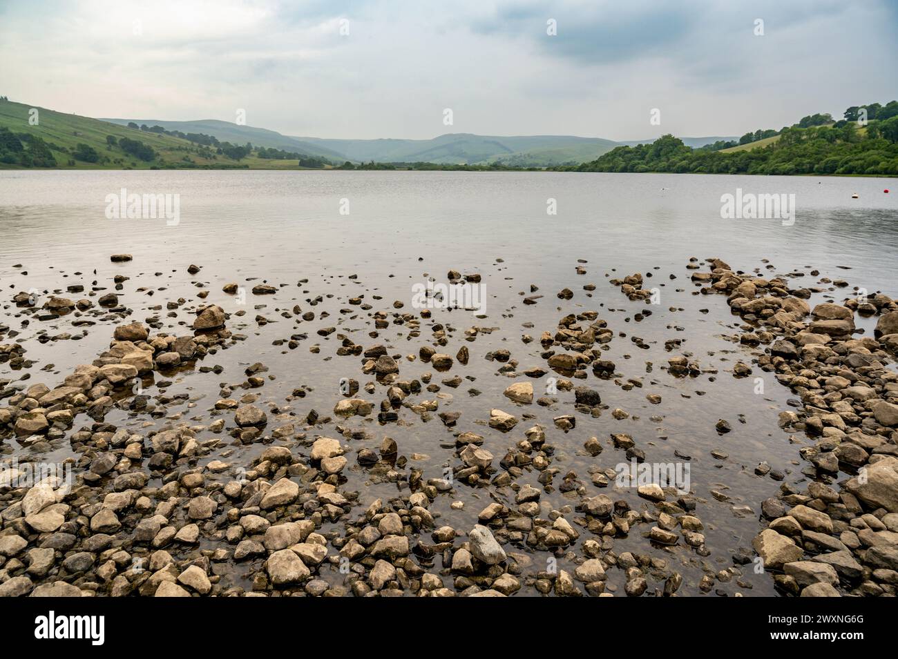 Paesaggio del lago Semer Water con pietre in una giornata nuvolosa nello Yorkshire Dales in Inghilterra Foto Stock