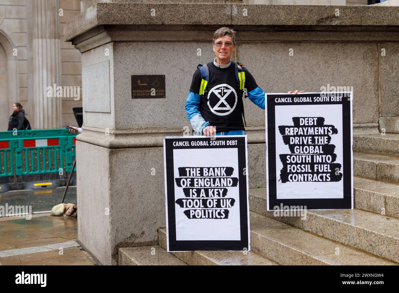12 ottobre 2023. Bank of England, Londra, Regno Unito. "Gli attivisti per la giustizia climatica presso la Banca d'Inghilterra lanciano un appello urgente per annullare i paralizzanti rimborsi del debito dei paesi del Sud globale" "l'obbligo climatico del Nord globale di 7,9 trilioni di dollari nei confronti del Sud globale scatena la domanda di annullare i debiti mentre il FMI e la Banca Mondiale si incontrano a Marrakech" riunendosi al di fuori della Banca d'Inghilterra oggi (12 ottobre) attivisti di gruppi tra cui Extinction Rebellion e Debt for Climate, hanno dimostrato la disuguaglianza lorda dei rimborsi del debito del Sud globale in contrasto con le riparazioni climatiche dovute loro dai paesi del Global Foto Stock