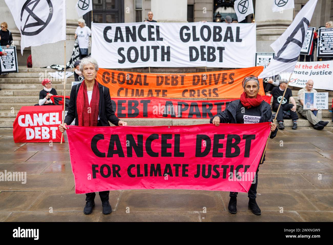 12 ottobre 2023. Bank of England, Londra, Regno Unito. "Gli attivisti per la giustizia climatica presso la Banca d'Inghilterra lanciano un appello urgente per annullare i paralizzanti rimborsi del debito dei paesi del Sud globale" "l'obbligo climatico del Nord globale di 7,9 trilioni di dollari nei confronti del Sud globale scatena la domanda di annullare i debiti mentre il FMI e la Banca Mondiale si incontrano a Marrakech" riunendosi al di fuori della Banca d'Inghilterra oggi (12 ottobre) attivisti di gruppi tra cui Extinction Rebellion e Debt for Climate, hanno dimostrato la disuguaglianza lorda dei rimborsi del debito del Sud globale in contrasto con le riparazioni climatiche dovute loro dai paesi del Global Foto Stock