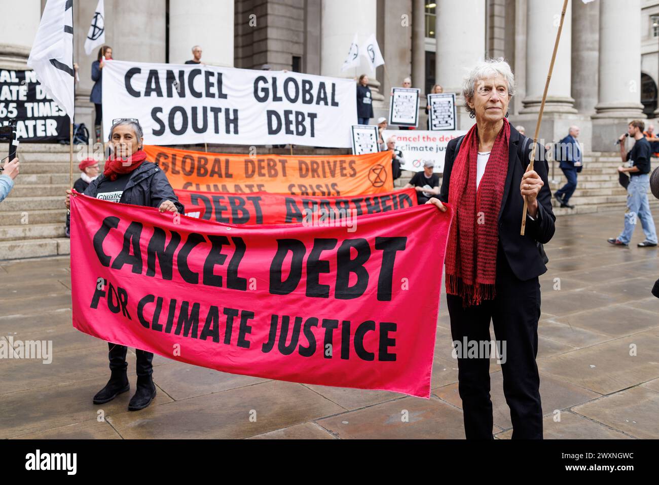 12 ottobre 2023. Bank of England, Londra, Regno Unito. "Gli attivisti per la giustizia climatica presso la Banca d'Inghilterra lanciano un appello urgente per annullare i paralizzanti rimborsi del debito dei paesi del Sud globale" "l'obbligo climatico del Nord globale di 7,9 trilioni di dollari nei confronti del Sud globale scatena la domanda di annullare i debiti mentre il FMI e la Banca Mondiale si incontrano a Marrakech" riunendosi al di fuori della Banca d'Inghilterra oggi (12 ottobre) attivisti di gruppi tra cui Extinction Rebellion e Debt for Climate, hanno dimostrato la disuguaglianza lorda dei rimborsi del debito del Sud globale in contrasto con le riparazioni climatiche dovute loro dai paesi del Global Foto Stock