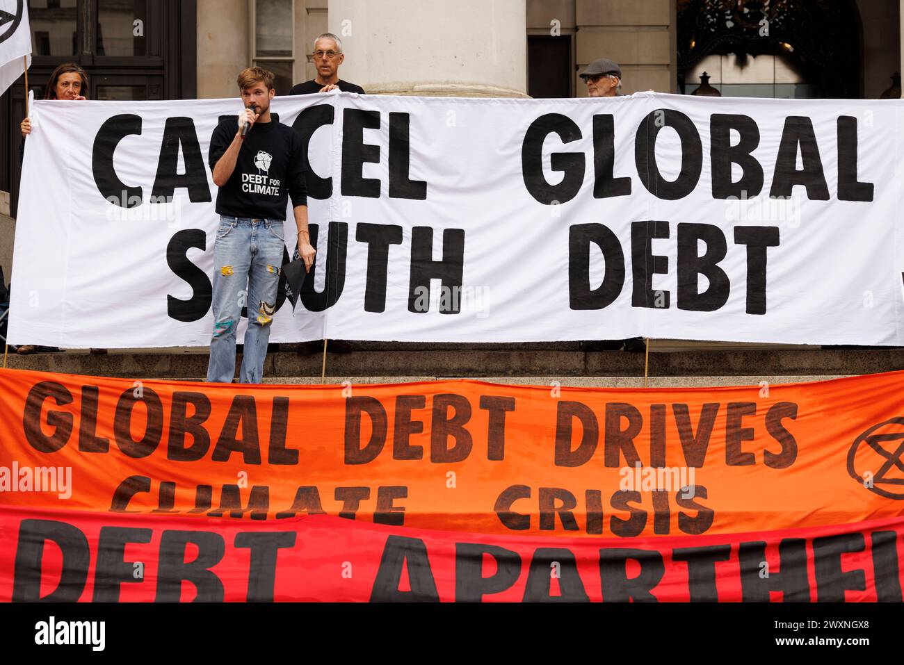 12 ottobre 2023. Bank of England, Londra, Regno Unito. "Gli attivisti per la giustizia climatica presso la Banca d'Inghilterra lanciano un appello urgente per annullare i paralizzanti rimborsi del debito dei paesi del Sud globale" "l'obbligo climatico del Nord globale di 7,9 trilioni di dollari nei confronti del Sud globale scatena la domanda di annullare i debiti mentre il FMI e la Banca Mondiale si incontrano a Marrakech" riunendosi al di fuori della Banca d'Inghilterra oggi (12 ottobre) attivisti di gruppi tra cui Extinction Rebellion e Debt for Climate, hanno dimostrato la disuguaglianza lorda dei rimborsi del debito del Sud globale in contrasto con le riparazioni climatiche dovute loro dai paesi del Global Foto Stock