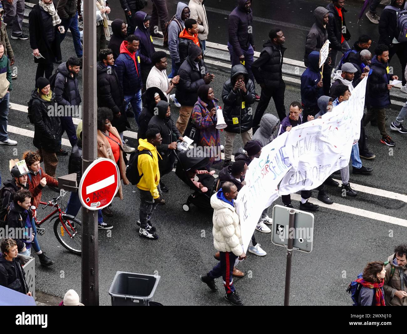 Parigi, Francia, Europa. 1 aprile 2024: Un gruppo di persone formò una manifestazione, in Rue de Rivoli lunedì pomeriggio, nel 4° arrondissement, protestando contro la fine della moratoria invernale del 1° aprile, la trêve hivernale, sugli sfratti abitativi, e chiedendo alloggi migliori per tutti, insieme a rendite inferiori. Foto Stock