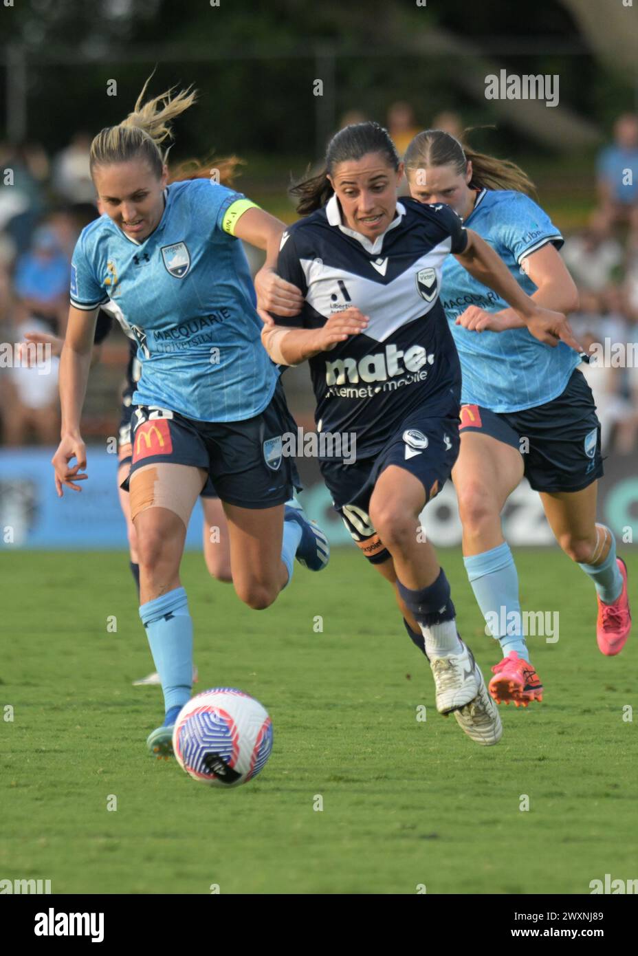 Lilyfield, Australia. 31 marzo 2024. Mackenzie Jade Hawkesby (L) del Sydney FC e Alexandra Carla Chidiac (R) del Melbourne Victory FC sono visti in azione durante la partita del 22° turno della stagione 2023-24 della Liberty A-League tra Sydney FC e Melbourne Victory tenutasi al Leichhardt Oval. Punteggio finale Sydney FC 0:4 Melbourne Victory FC. (Foto di Luis Veniegra/SOPA Images/Sipa USA) credito: SIPA USA/Alamy Live News Foto Stock