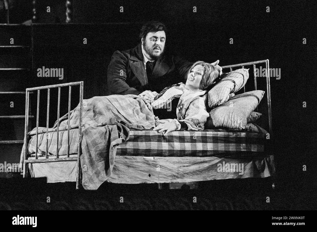 Luciano Pavarotti (Rodolfo), Kiri te Kanawa (Mimi) in LA BOHEME alla Royal Opera House, Covent Garden, Londra WC2 15/01/1976 musica: Giacomo Puccini libretto: Luigi Illica & Giuseppe Giacosa direttore: Robin Stapleton design: Julia Trevelyan Oman illuminazione William Bundy direttore: John Copley Foto Stock