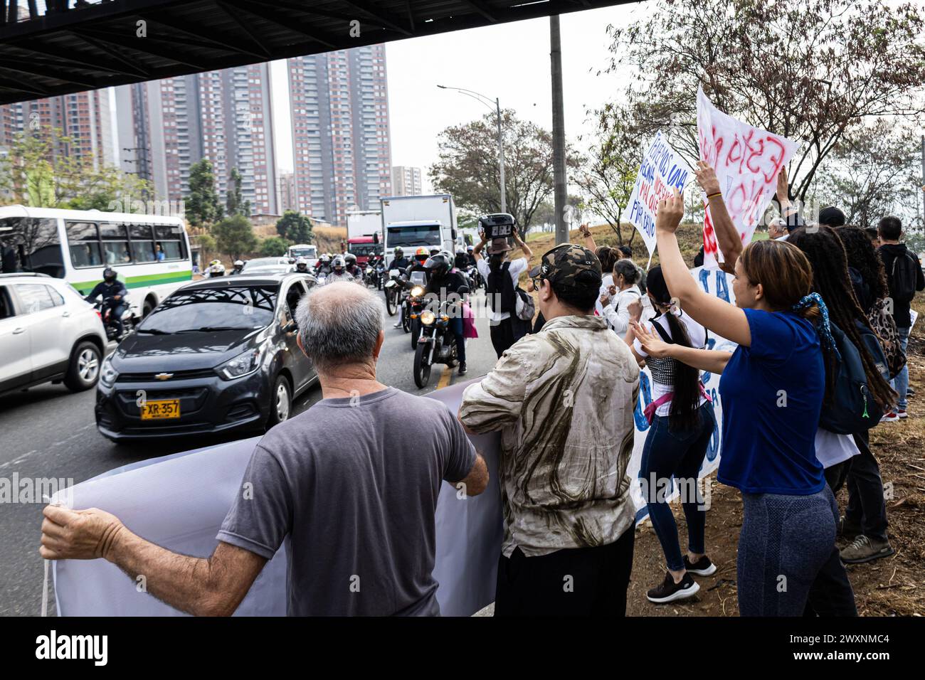 Medellin, Colombia. 1 aprile 2024. I manifestanti partecipano a una protesta contro l'inquinamento atmosferico e gli odori a bello, a nord di Medellin, Colombia, il 1° aprile 2024. Foto di: Juan J. Eraso/Long Visual Press credito: Long Visual Press/Alamy Live News Foto Stock