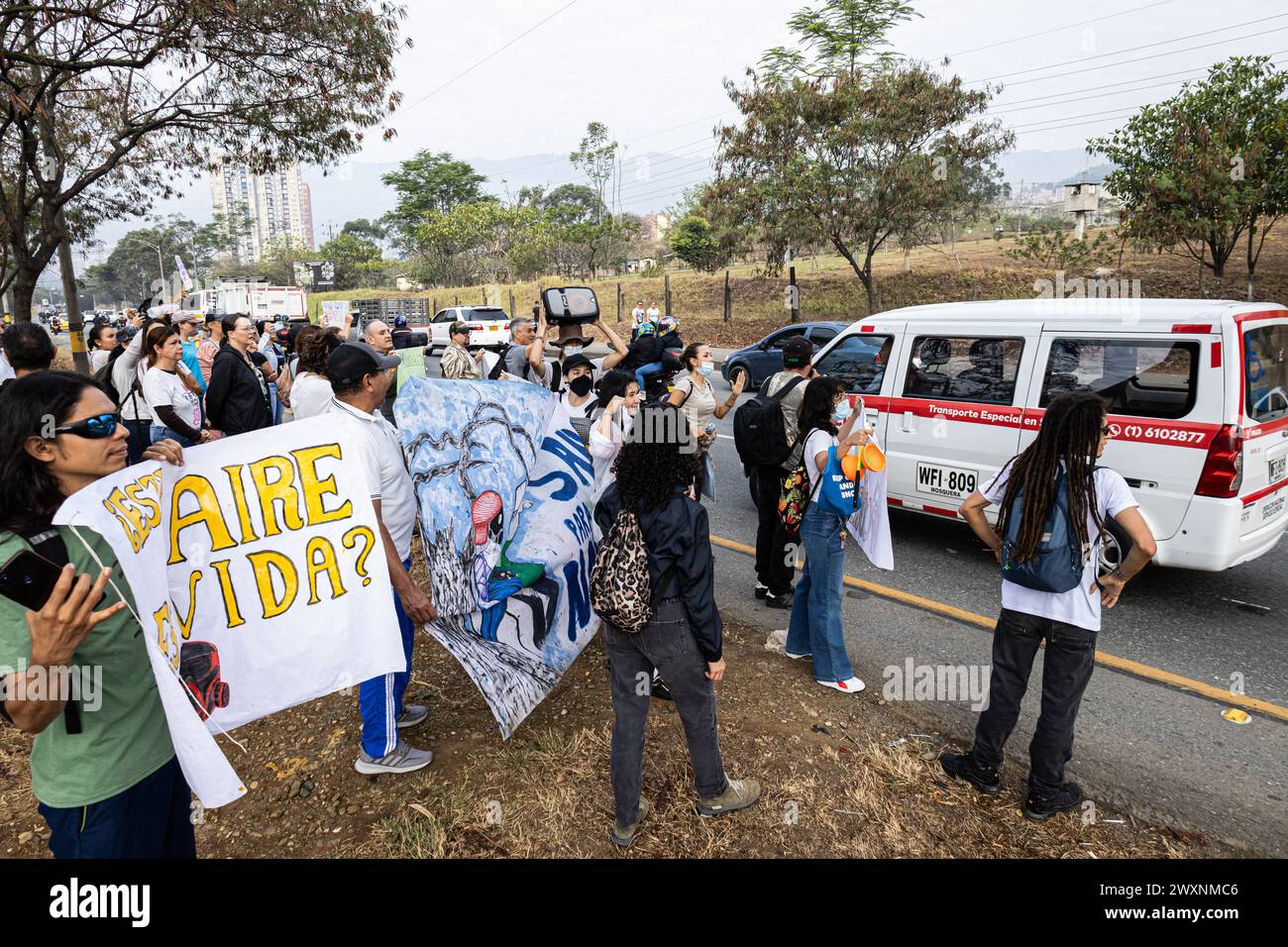 Medellin, Colombia. 1 aprile 2024. I manifestanti partecipano a una protesta contro l'inquinamento atmosferico e gli odori a bello, a nord di Medellin, Colombia, il 1° aprile 2024. Foto di: Juan J. Eraso/Long Visual Press credito: Long Visual Press/Alamy Live News Foto Stock