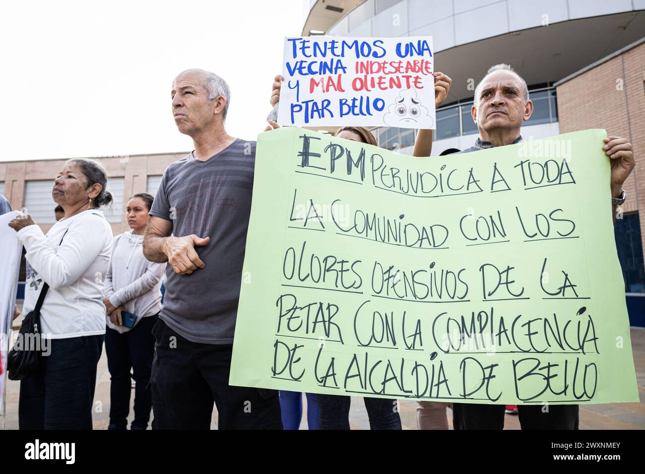 Medellin, Colombia. 1 aprile 2024. I manifestanti partecipano a una protesta contro l'inquinamento atmosferico e gli odori a bello, a nord di Medellin, Colombia, il 1° aprile 2024. Foto di: Juan J. Eraso/Long Visual Press credito: Long Visual Press/Alamy Live News Foto Stock