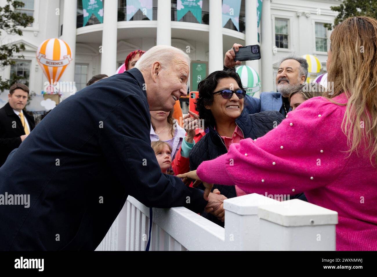 Il presidente DEGLI STATI UNITI Joe Biden (L) saluta la gente durante l'Easter Egg Roll del 2024 sul South Lawn della Casa Bianca a Washington, DC, USA. 1 aprile 2024. Circa quarantamila persone dovevano partecipare al Easter Egg Roll 2024, che continua il tema dell'EGGucation e offre una varietà di attività didattiche per i bambini. Crediti: Abaca Press/Alamy Live News Foto Stock