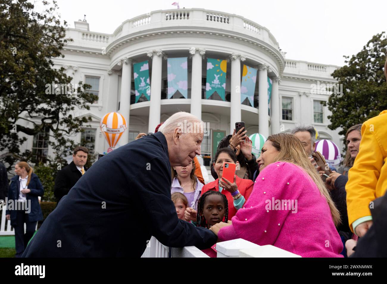 Il presidente DEGLI STATI UNITI Joe Biden (L) saluta la gente durante l'Easter Egg Roll del 2024 sul South Lawn della Casa Bianca a Washington, DC, USA. 1 aprile 2024. Circa quarantamila persone dovevano partecipare al Easter Egg Roll 2024, che continua il tema dell'EGGucation e offre una varietà di attività didattiche per i bambini. Crediti: Abaca Press/Alamy Live News Foto Stock