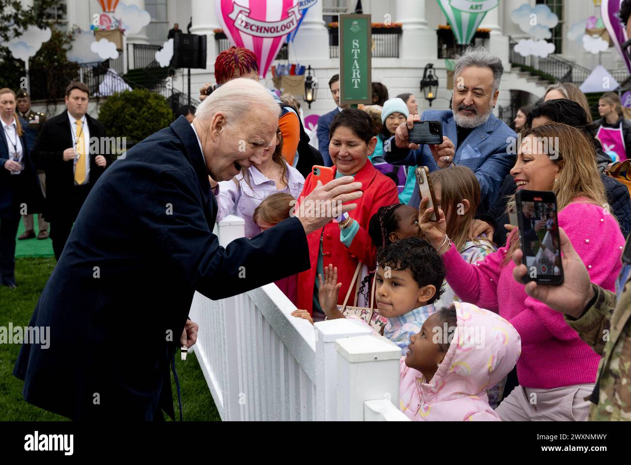 Il presidente DEGLI STATI UNITI Joe Biden (L) saluta i bambini durante l'Easter Egg Roll del 2024 sul South Lawn della Casa Bianca a Washington, DC, USA. 1 aprile 2024. Circa quarantamila persone dovevano partecipare al Easter Egg Roll 2024, che continua il tema dell'EGGucation e offre una varietà di attività didattiche per i bambini. Crediti: Abaca Press/Alamy Live News Foto Stock