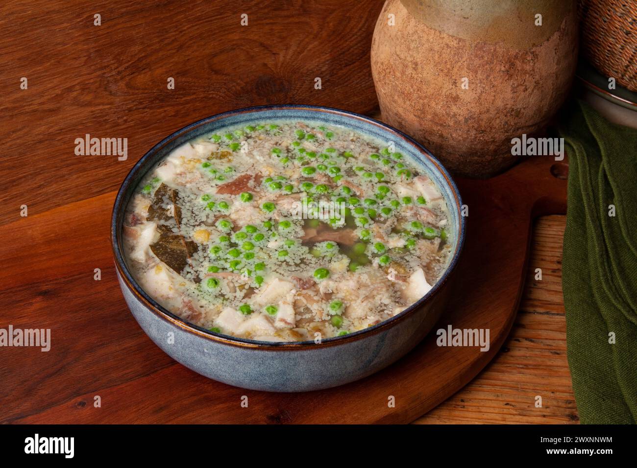 Il vitello Jellied è un piatto di salumi a base di vitello, maiale, brodo, cipolla e spezie come le spezie, le foglie di alloro e il pepe. Foto Stock