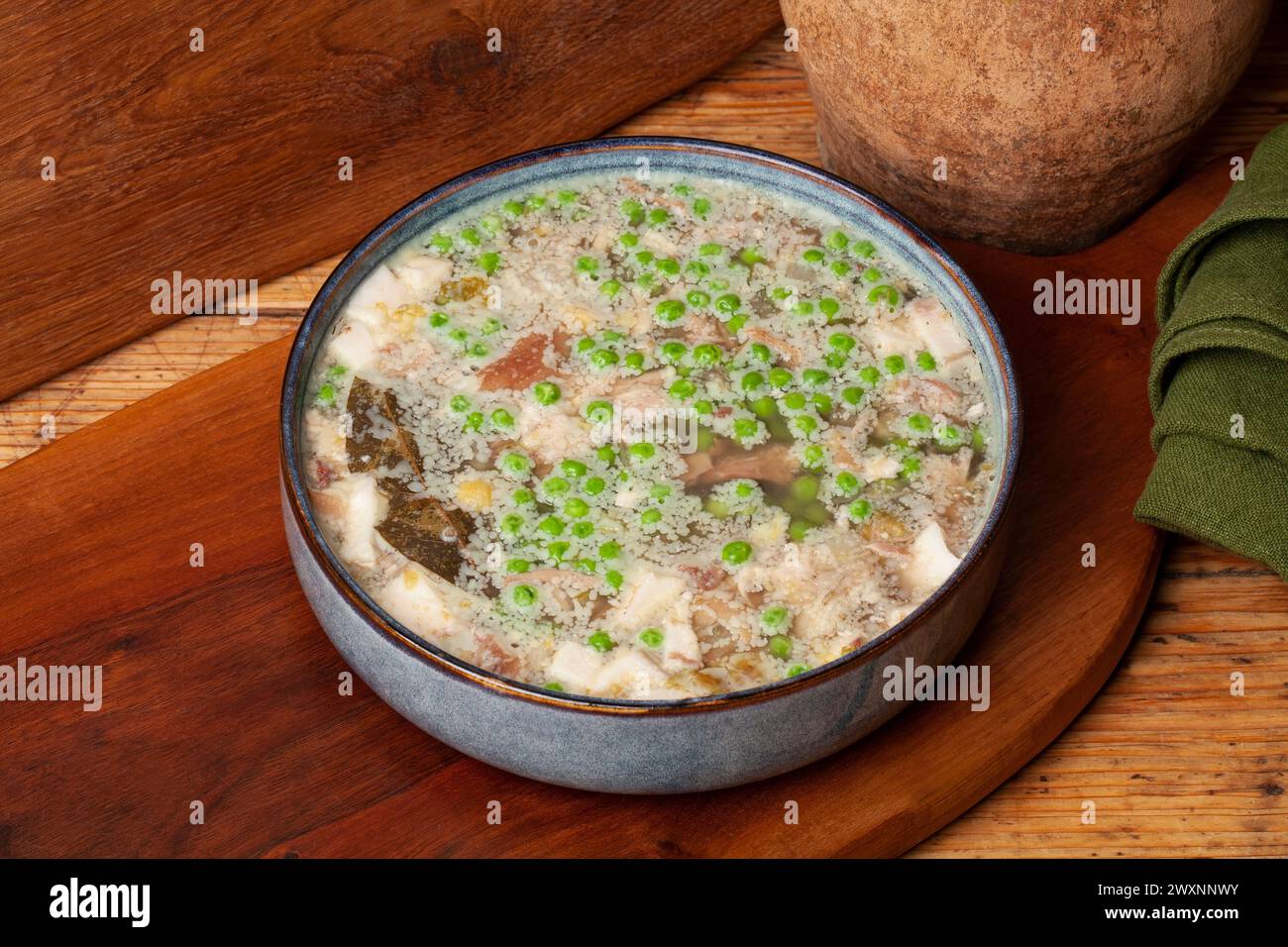 Il vitello Jellied è un piatto di salumi a base di vitello, maiale, brodo, cipolla e spezie come le spezie, le foglie di alloro e il pepe. Foto Stock
